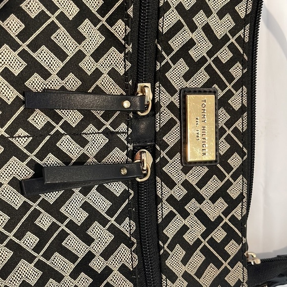 Tommy Hilfiger women’s strapped cross bag - Picture 4 of 8